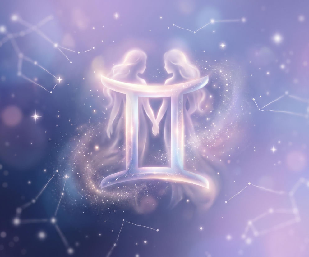 Symbol zodiakalnych Bliźniąt na tle gwieździstego nieba. O horoskopie dziennym dla Bliźniąt przeczytasz w serwisie Eska.
