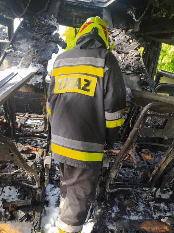 Szkolny autokar stanął w płomieniach. Podróżowały w nim dzieci. Zobacz