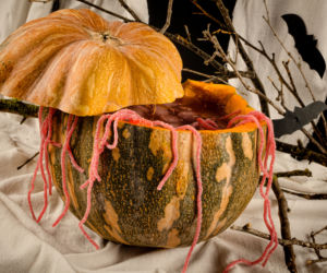 Upiorny poncz na Halloween w wydrążonej dyni [przepis]