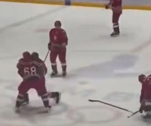 Upadek Łukaszenki na meczu hokeja