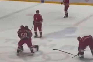 Upadek Łukaszenki na meczu hokeja