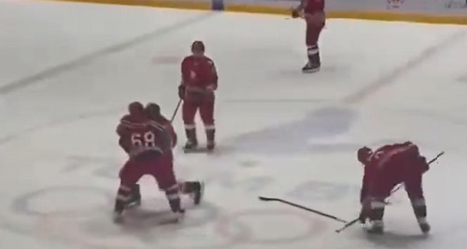 Upadek Łukaszenki na meczu hokeja