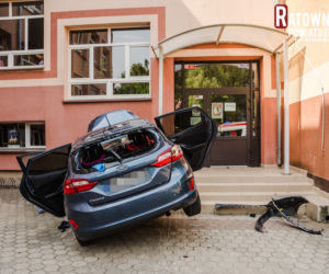 Groźny wypadek w Ełku. Samochód z małym dzieckiem wjechał w budynek szkoły