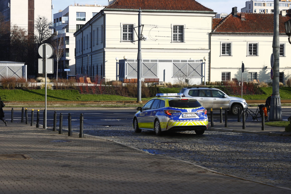 Policjanci, którzy rozbili radiowóz na drzewie, usłyszeli zarzuty! Posłanki interweniują w Komendzie Stołecznej Policji 