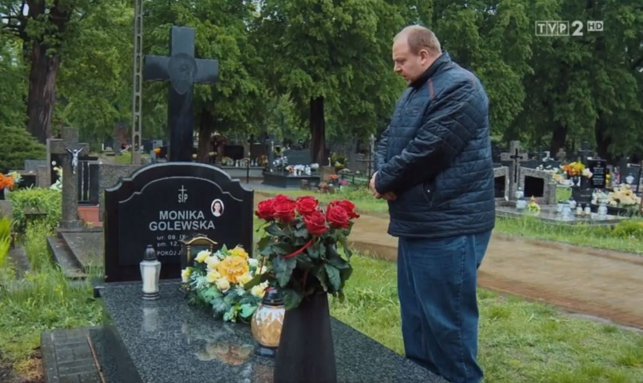 M jak miłość, odc. 1609: Tadeusz (Bartłomiej Nowosielski) na grobie dziewczyny Moniki