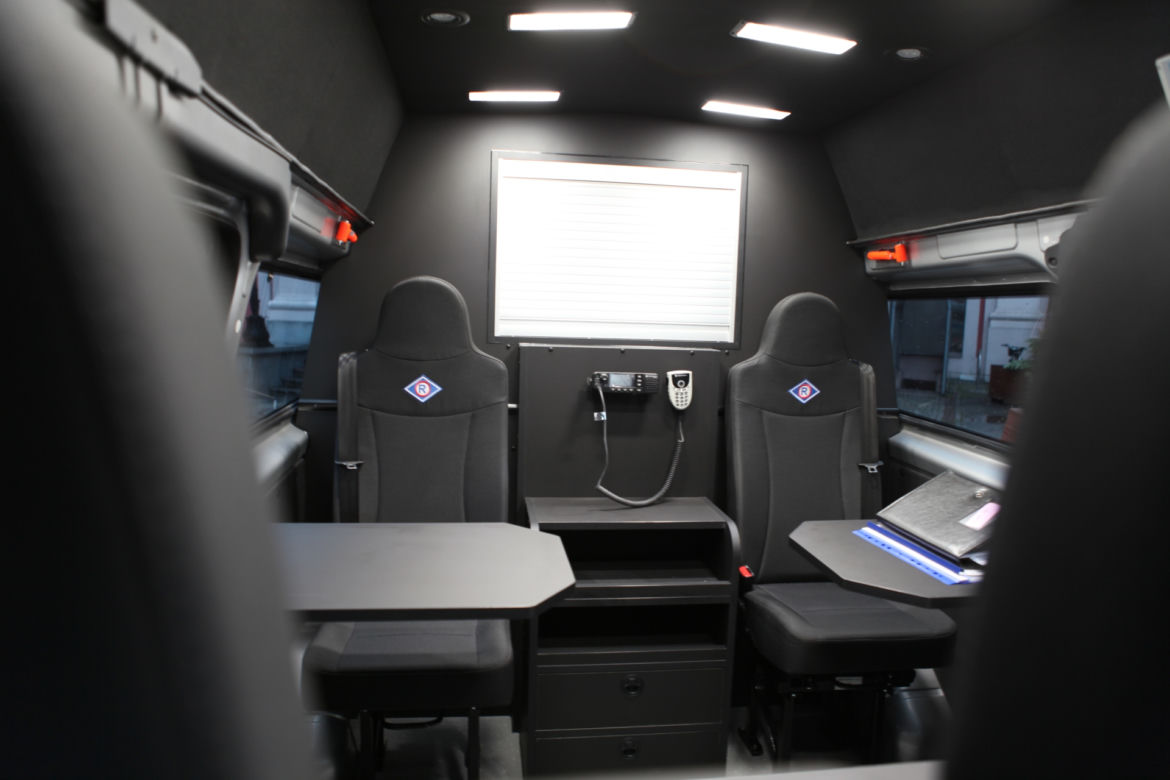 Policyjny Ford Transit za 300 tys. złotych