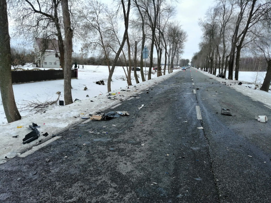 Makabryczny wypadek. Opel zmasakrowany. Zginął młody kierowca [ZDJĘCIA]