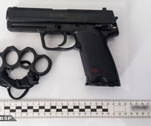 Nalot CBŚP na narkotykowy gang! Wpadło 11 osób, znaleziono narkotyki i broń