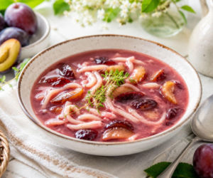 Zupa śliwkowa z makaronem. Panie z KGW podają ją na letni obiad, nie na deser