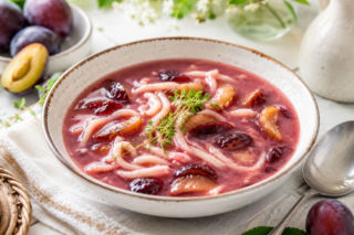 Zupa śliwkowa z makaronem. Panie z KGW podają ją na letni obiad, nie na deser