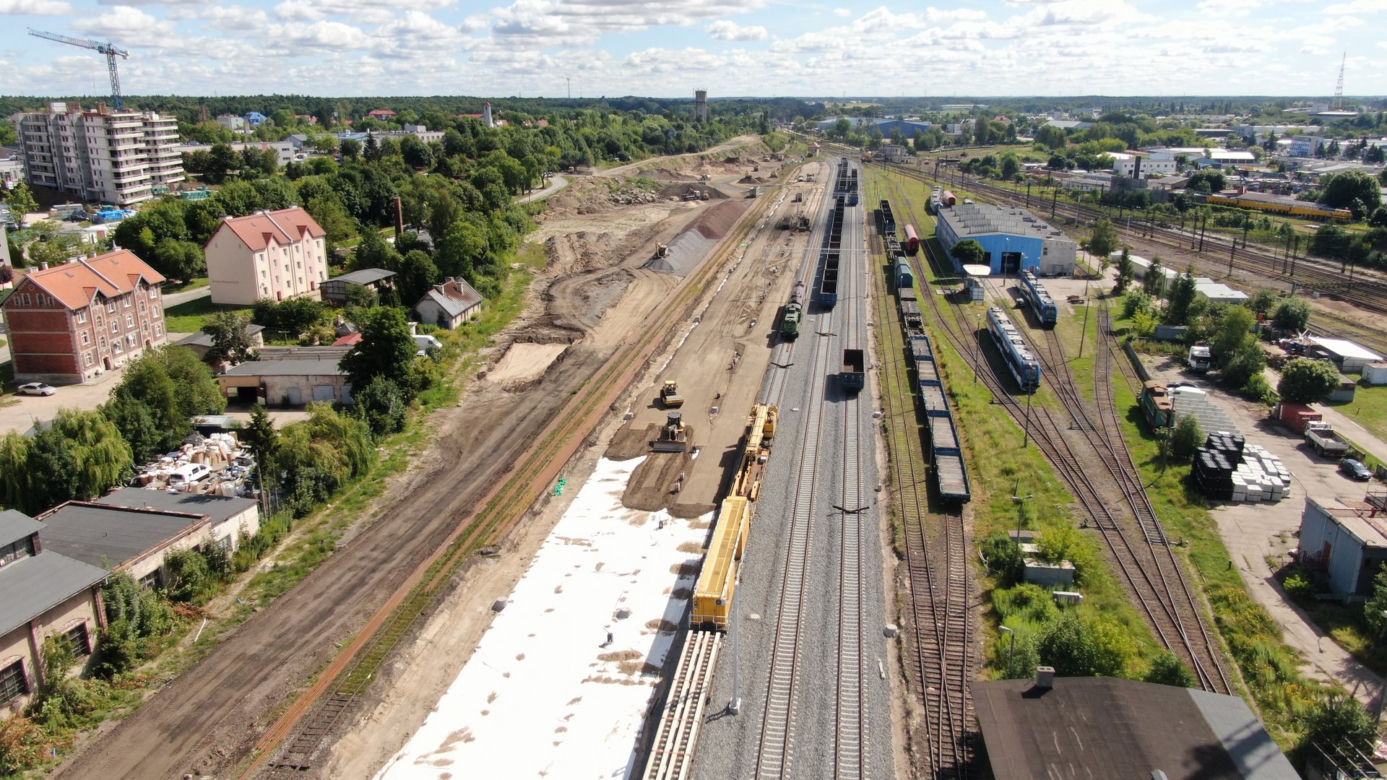 Tak zmienia się stacja PKP Olsztyn Główny. Rośnie konstrukcja nowego peronu, przybywa nowych torów [ZDJĘCIA]