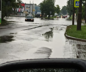 Burza w Białymstoku. Ulice jak rzeki. Auta gubiły tablice rejestracyjne [ZDJĘCIA, WIDEO]