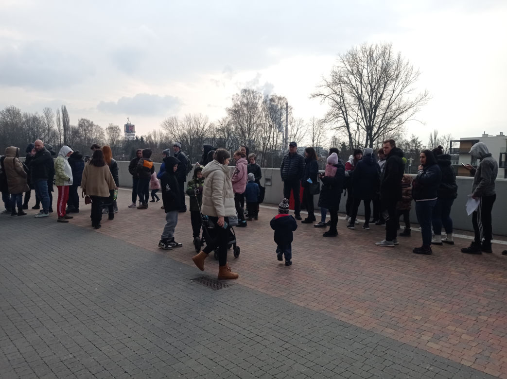 Tłumy przed centrum obsługi uchodźców zlokalizowanym w TAURON Arenie w Krakowie