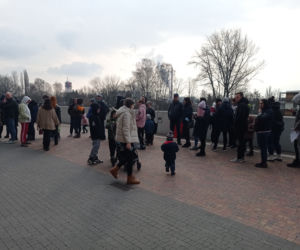 Tłumy przed centrum obsługi uchodźców zlokalizowanym w TAURON Arenie w Krakowie