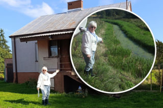 Pani Ela nie śpi, bo dziki rów podmywa jej dom. Urzędnicy rozkładają ręce nad dramatem seniorki!