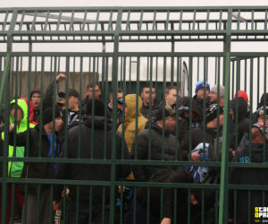 Skandal na meczu. Kibice Hutnika Kraków trzymani... w klatce niczym dzikie zwierzęta
