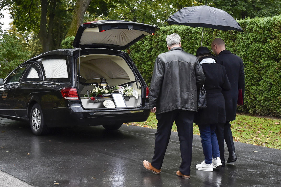 Tak żegnano Edwarda Hulewicza, autora hitu "Bo jedno życie mam". Na pogrzeb legendy polskiej piosenki przybyły tłumy