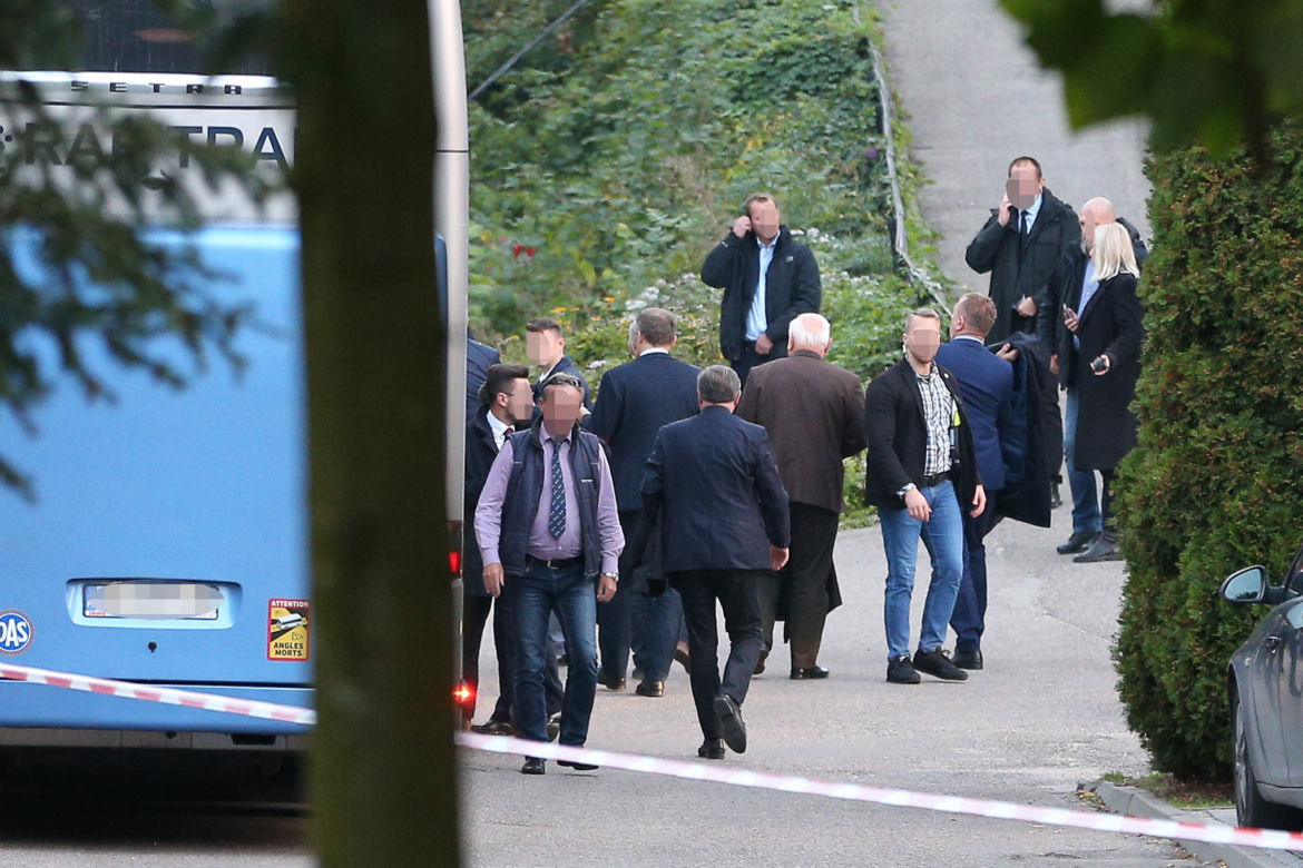 Posłowie PiS jechali autokarem a Kaczyński limuzyną