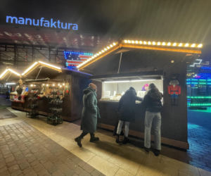 Pokemony, różowe gofry i zakręcone ziemniaki. Porównujemy łódzkie jarmarki bożonarodzeniowe