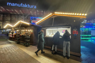 Pokemony, różowe gofry i zakręcone ziemniaki. Porównujemy łódzkie jarmarki bożonarodzeniowe