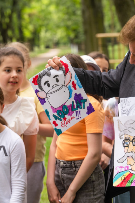 Papcio Chmiel ma mural i drzewo w Warszawie na 100. urodziny 