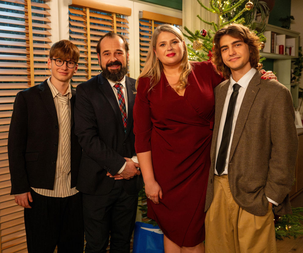 Czteroosobowa rodzina Grzelaków – Aldona, Borys, Aleks i Romeo, uśmiechnięta na tle świątecznej choinki, przygotowana na świąteczne spotkanie, które może być początkiem napięć, szczegóły intrygi na Super Seriale.