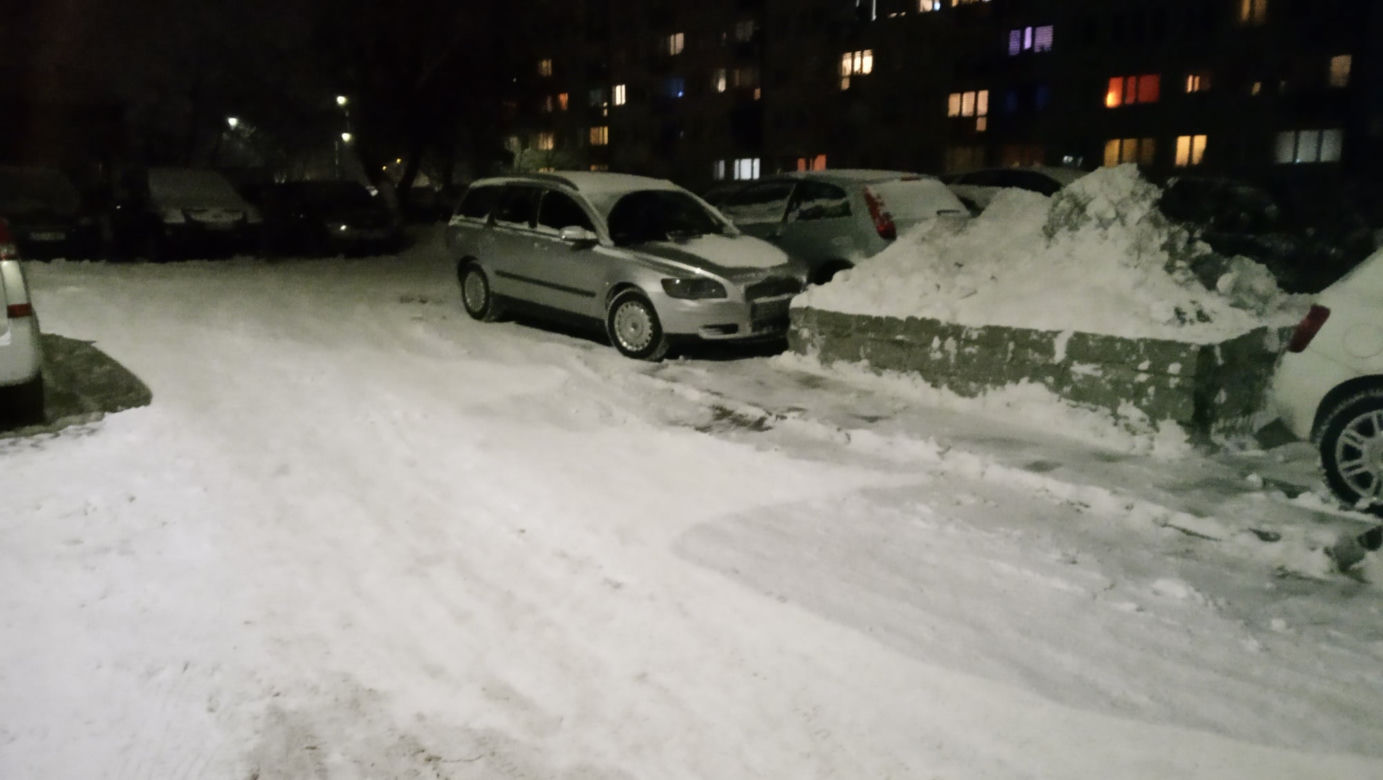 Bełchatów: Zima zaskoczyła drogowców? ONI nie narzekają na zimę i służby! Sami chwycili za łopaty!