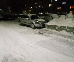 Bełchatów: Zima zaskoczyła drogowców? ONI nie narzekają na zimę i służby! Sami chwycili za łopaty!