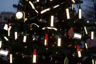 Kozienicka policja organizuje odblaskową choinkę. Co z niej można zabrać?