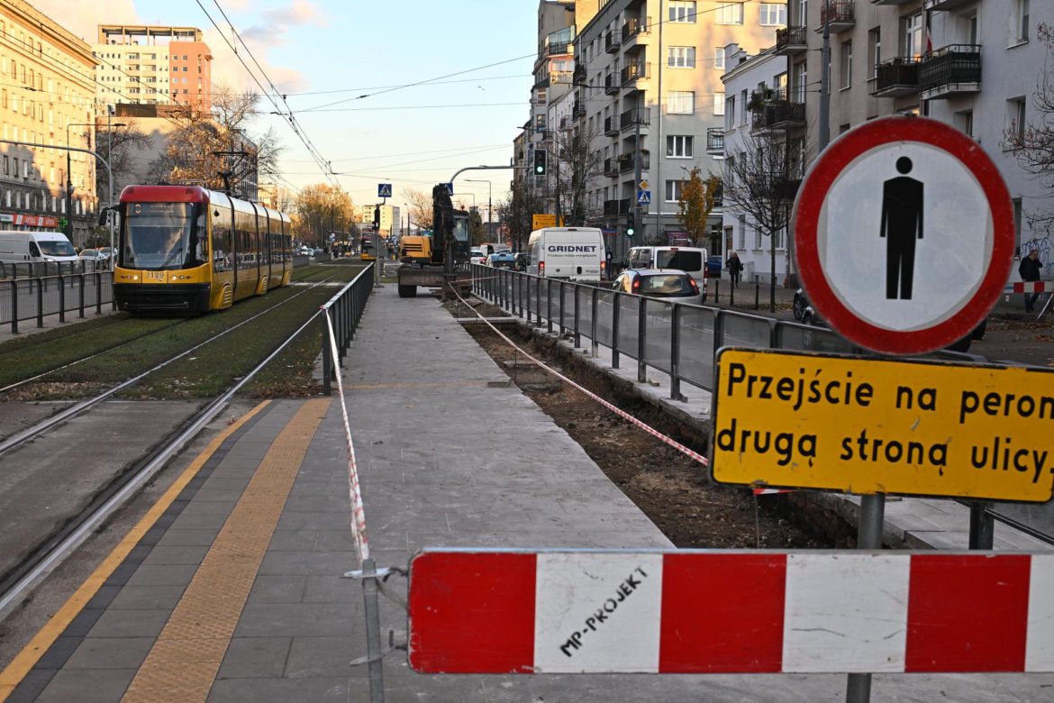 Najpierw wyremontowali przystanki, teraz je niszczą by zasadzić zieleń. Absurd na ul. Grochowskiej