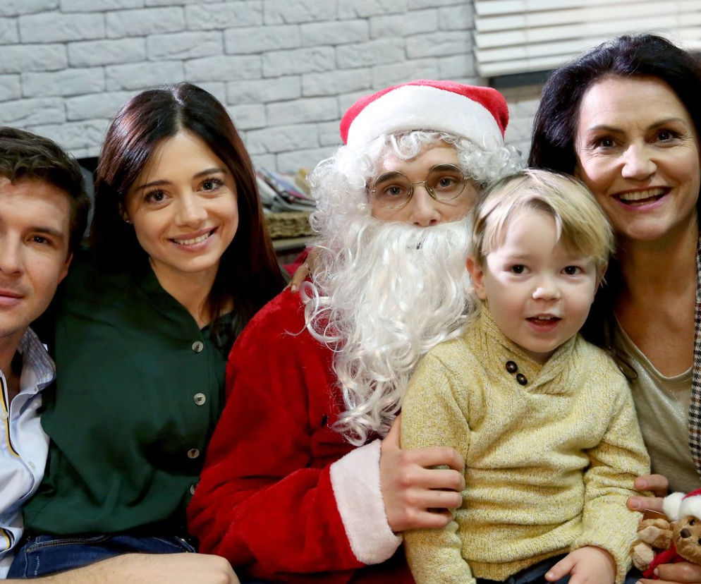 M jak miłość. Olek (Maurycy Popiel), Szymek (Staś Szczypiński), Iza (Adriana Kalska), Marcin (Mikołaj Roznerski), Aleksandra (Małgorzata Pieczyńska)