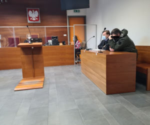 Rzeszów. Ruszył proces policjanta, który robił w hipermarkecie zdjęcia miejsc intymnych kobiecie 