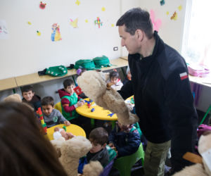 PREMIER MORAWIECKI ROZDAJE DZIECIOM MISIE
