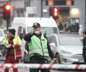 Półnagi nożownik atakował przechodniów na ulicach Oslo. Został zastrzelony 
