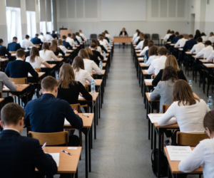 Matura rozszerzona angielski 2026. Rozprawka - jak napisać opinion essay? Przykłady, zwroty
