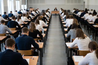 Matura rozszerzona angielski 2026. Rozprawka - jak napisać opinion essay? Przykłady, zwroty