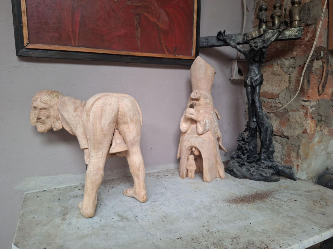 Surrealistyczne rzeźby zdobią ogród. Budzą niepokój i ciekawość