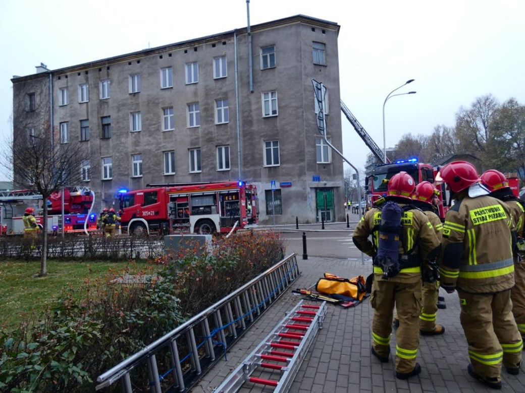 Warszawa. Płonie kamienica na Kamionku! Na miejscu osiem zastępów straży pożarnej!