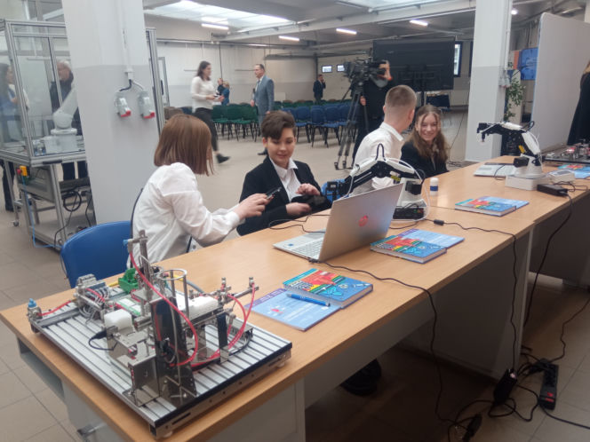 W Grudziądzu otwarto Centrum Programowania Robotów Przemysłowych