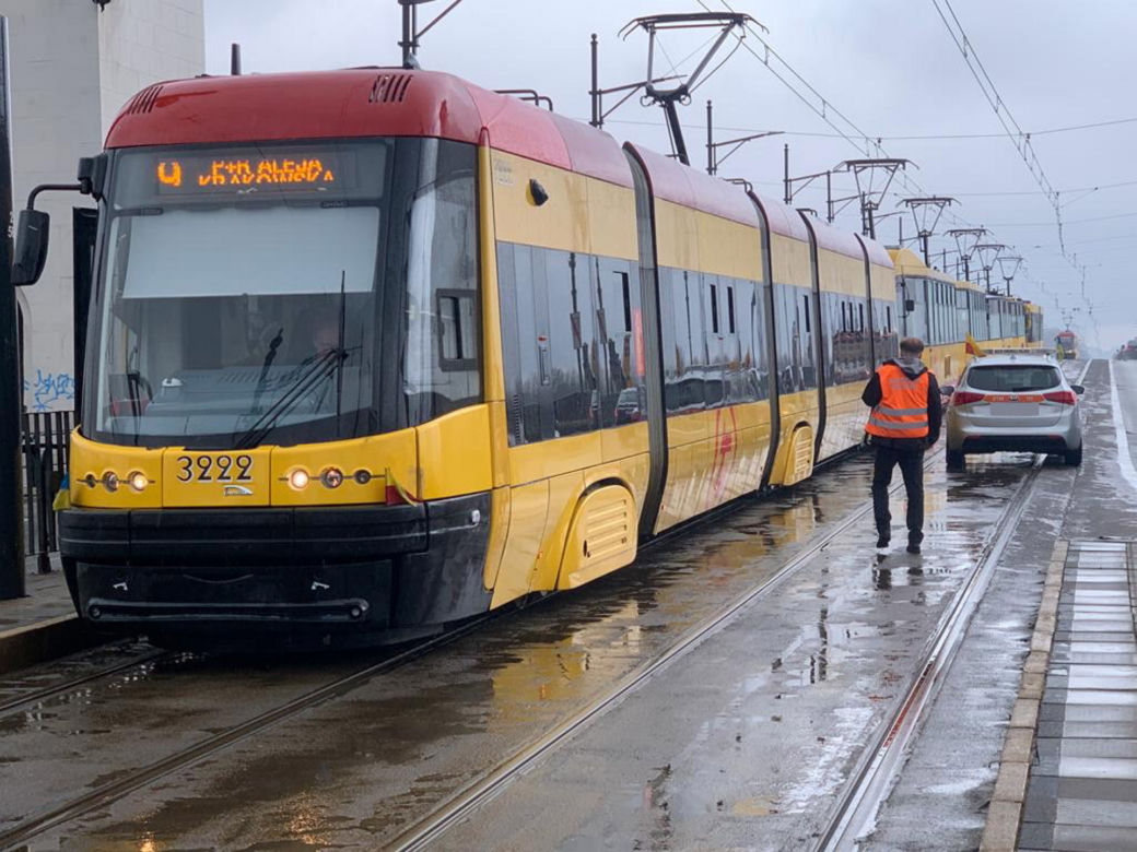 Tragedia na moście Poniatowskiego. Kobieta wbiegła pod pędzący tramwaj