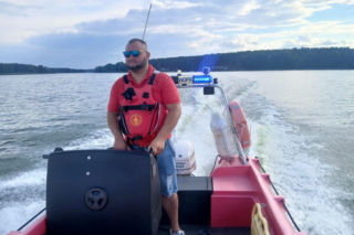 Wypadł z kajaka i zaczął dryfować. Policjanci ruszyli na ratunek, potem wyszła szokująca prawda