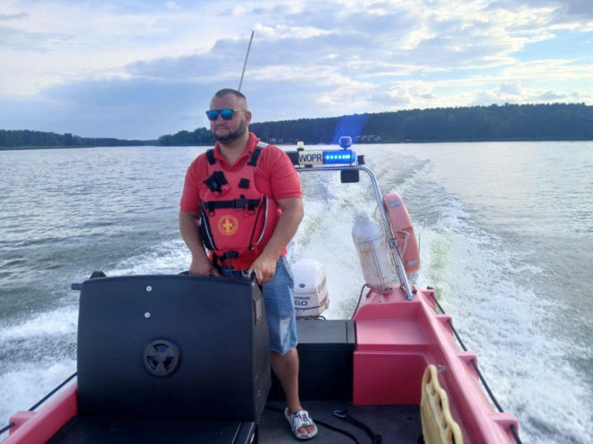 Wypadł z kajaka i zaczął dryfować. Policjanci ruszyli na ratunek, potem wyszła szokująca prawda