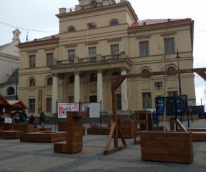 Mebelki wróciły przed ratusz na wiosnę
