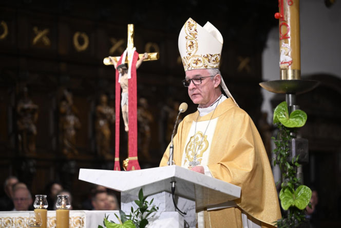 Msza za ofiary Smoleńska w Archikatedrze. Obecni Nawrocki i Kaczyńska