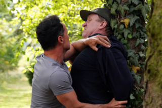 Barwy szczęścia: Wściekły ojciec Janki rzuca się na Mariusza z pięściami, gdy docierają do niego plotki o romansie