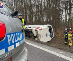Łopiennik Podleśny. Groźny wypadek autokaru na DK 17. Wśród rannych dzieci