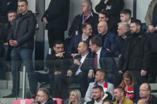 Wygwizdali Nawrockiego na meczu? Wideo niesie się po sieci! Giertych drwi z prezydenta: Nie martw się Karol