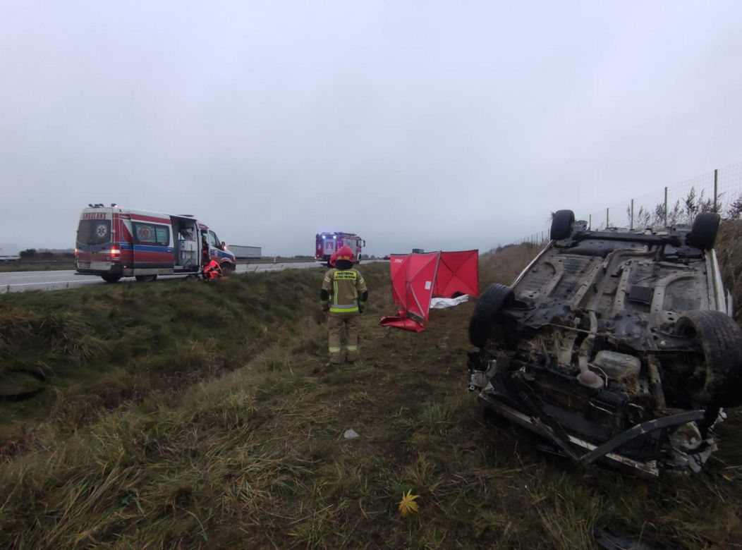  Śmiertelny wypadek na A1 pod Tuszynem! 42-latek zginął w dachującym aucie [ZDJĘCIA].