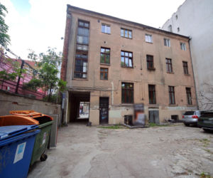 Chcieli obciąć mu palec i przypalać palnikiem! Torturowany 37-latek wyskoczył przez okno