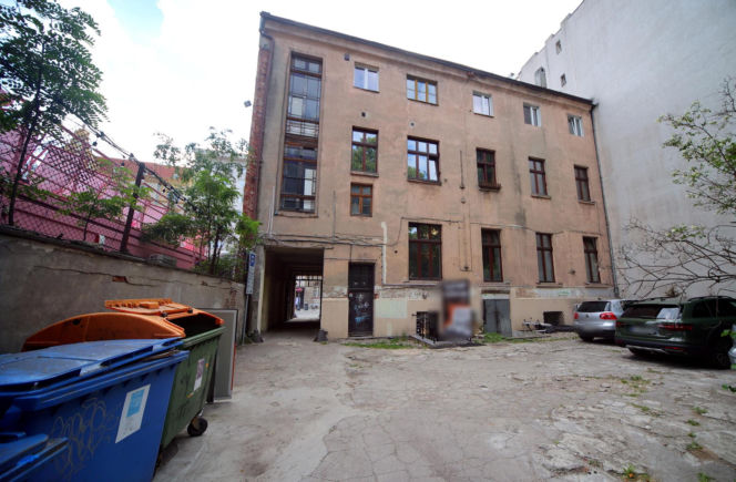 Chcieli obciąć mu palec i przypalać palnikiem! Torturowany 37-latek wyskoczył przez okno